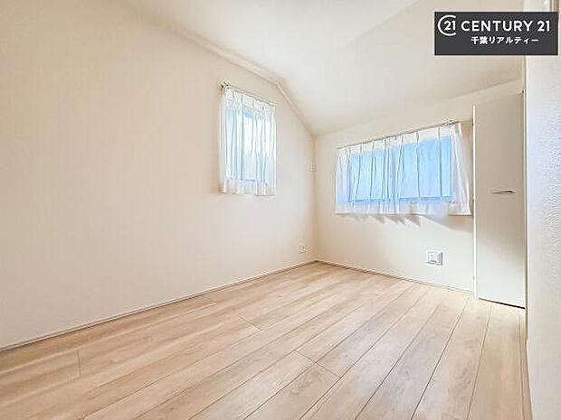 シンプルにデザインされているため、家具を選びません!お気に入りの家具を置いてくつろげる空間を作ることができます。