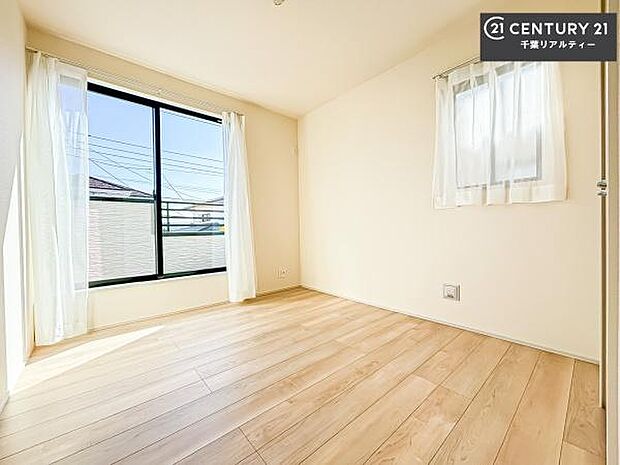 明るい室内は、風通しも良く、明るく大変居心地の良い空間となっております。リラックスして過ごせる心地の良いお部屋です!