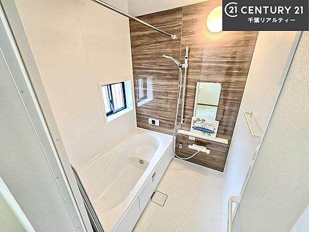 落ち着きある大人の雰囲気のバスルームは、味が出ていてバスタイムが充実!お仕事頑張っているご褒美にお好みの匂いの入浴剤を入れて、楽しんでみてはいかがでしょうか?