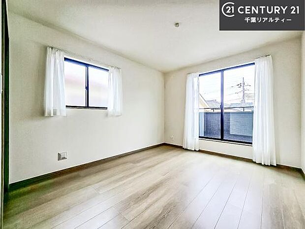 バルコニーに面したお部屋なので明るく開放的です!