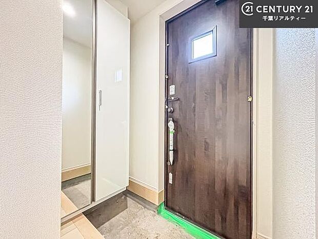 シューズボックス付きなので、玄関が片付きお掃除がしやすいです!スッキリした玄関で戸を開けた瞬間、清潔感のある心地いい空間が出迎えてくれます。