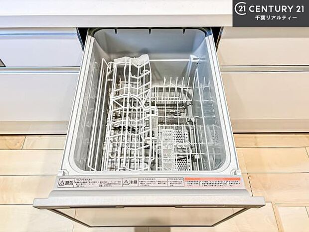 食洗機付きのキッチンです!忙しい時や手荒れ防止として大変活躍する便利な仕様です!ビルトインなのでキッチンの場所を取らず調理スペースを広く使うことが出来ます!