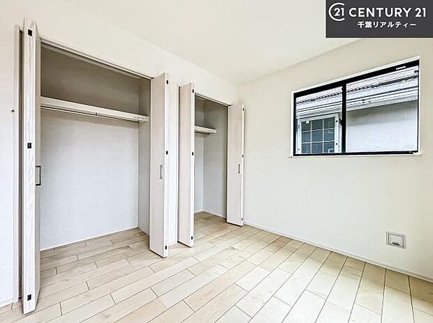 収納力のある洋室です。お部屋もすっきり広々と使えて気持ちが良いです!キレイな明るいお部屋で過ごすのは、更にのんびりゆっくりできますね!