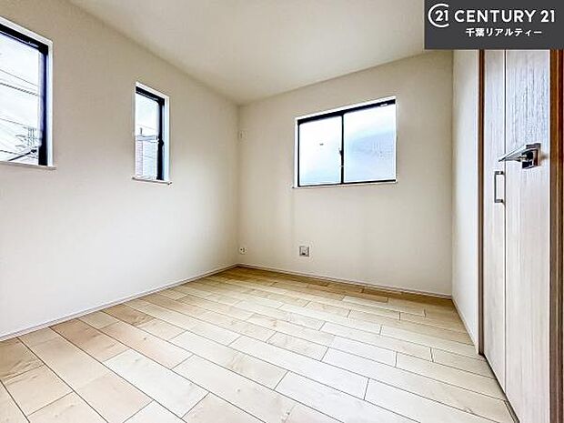 掃き出し窓がないお部屋は、お子様のお部屋としても安心です!収納スペースも充実しているので散らかったお部屋をサッと片付けられます!