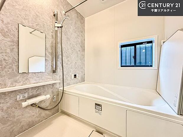 広々バスで一日の疲れをリフレッシュ。足が伸ばせるので、浴槽にもゆったりと浸かれますね!毎日のバスタイムが楽しみになります。