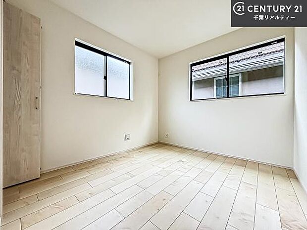 シンプルにデザインされているため、家具を選びません!お気に入りの家具を置いてくつろげる空間を作ることができます。