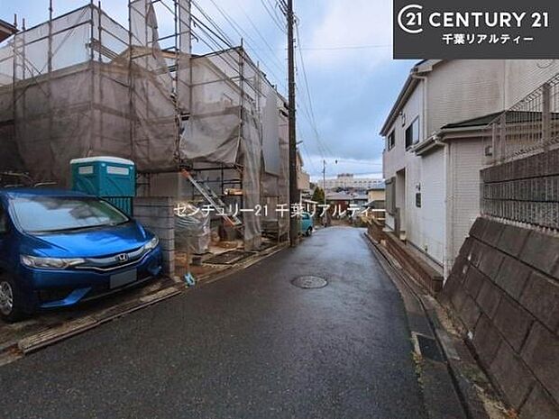 前面道路は4m!陽当り良好な立地です。車庫入れが苦手な方も安心ですね。