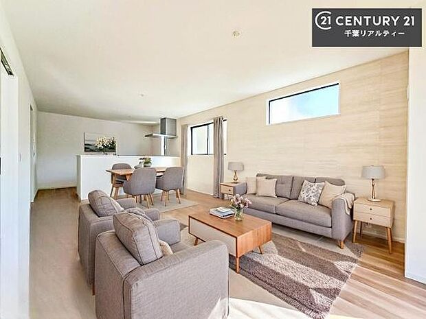 家具はCGパースです。心地良いリビングは家族が自然と集まります。家族団欒の時間が増えそうです。ご家族と、より一層充実した時間を過ごせそうですね。