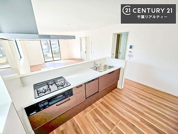 大人気の対面式システムキッチンを採用しています!ご家族のコミュニケーションが自然と増える設計です。お子様にも目が届くので嬉しいですね!広々使えて快適で作業が進みます。