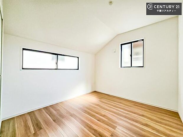 2面採光を確保した明るい室内は、風通しも良く、明るく大変居心地の良い空間となっております。リラックスして過ごせる心地の良いお部屋です!