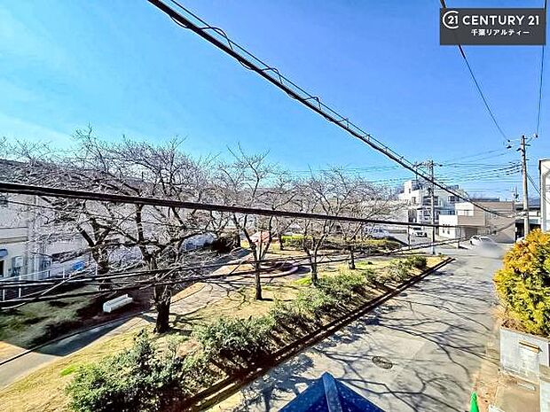 晴れた日には青い空を見渡せる開放的な時間を楽しめます。気持ちの良い風が通り抜ける街並みです!緑が映える眺望で癒されますね!