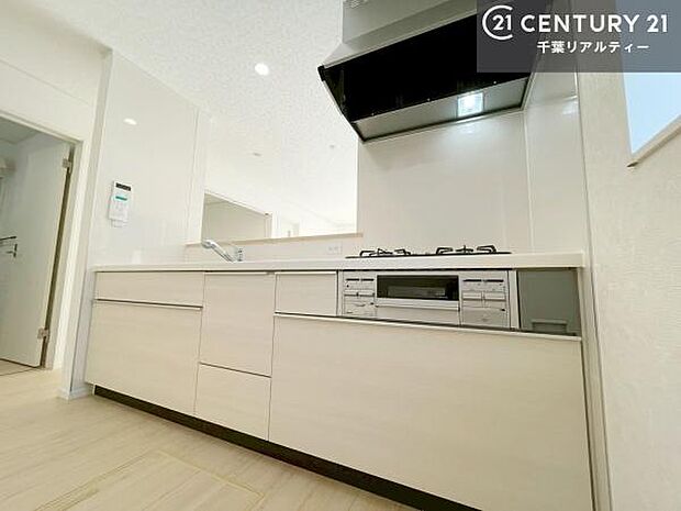 ゆとりある調理スペースで作業がしやすい快適なキッチンです!お子様と一緒にお菓子造りも楽しめる広々スペースです。楽しい調理時間になりそうですね!