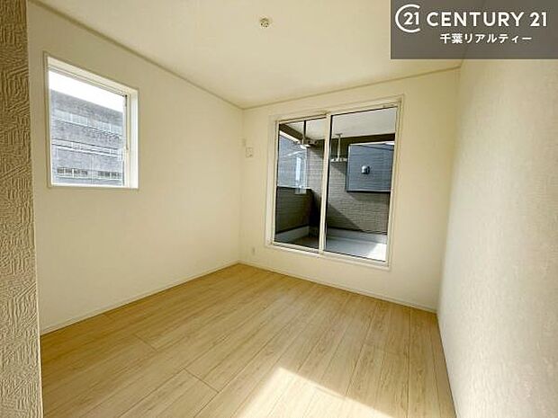 バルコニーに面している洋室です。明るく温もりがあり、換気もしっかりできます!朝起きて、外に出て背伸びをしつつ深呼吸をし良い朝を迎え入れることができます。