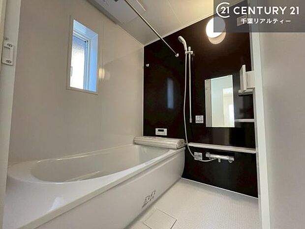 広々バスで一日の疲れをリフレッシュ。足が伸ばせるので、浴槽にもゆったりと浸かれますね!毎日のバスタイムが楽しみになります。