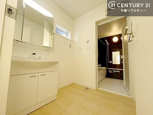 三面鏡仕様の洗面所は、身だしなみがしやすい造り!裏は収納になっています。ドライヤーやお化粧道具を片付けられるので洗面台周りをスッキリと見せることが出来ます!