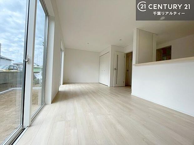 大きな窓からたっぷりの陽ざしが入る明るいリビング。開放感のあるリビングで家族団らんのくつろぎの時間を過ごせます!当日のご見学可能です!是非現地で陽当たりなどご体感くださいませ!