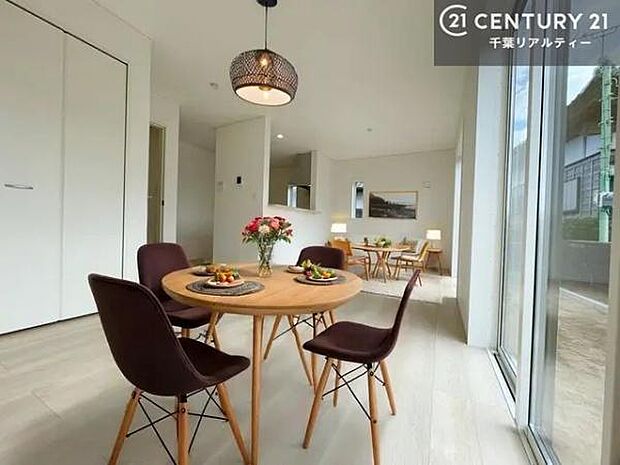 家具はCGパースです。開放感のある広々LDK!ソファーやダイニングテーブルを置いても窮屈にならないので快適に過ごせます!コミュニケーションが取りやすいリビングです!