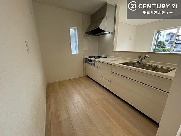 作業がしやすいシステムキッチンです!収納がたくさん付いているので、調理スペースに物を置かなくて済むので、広々使えて、快適に作業ができます!