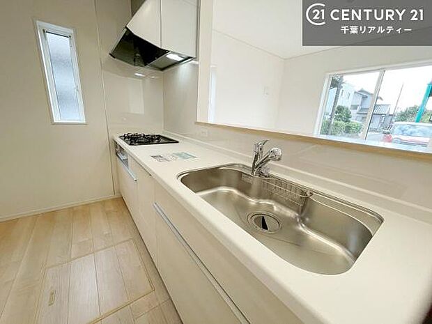 作業がしやすいシステムキッチンです!収納がたくさん付いているので、調理スペースに物を置かなくて済むので、広々使えて、快適に作業ができます!