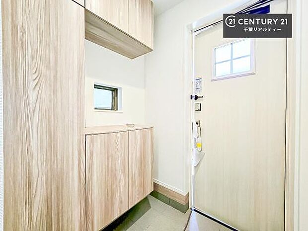 シューズボックス付き。玄関が片付きお掃除がしやすいです!スッキリした玄関で戸を開けた瞬間、清潔感のある心地いい空間が出迎えてくれます。