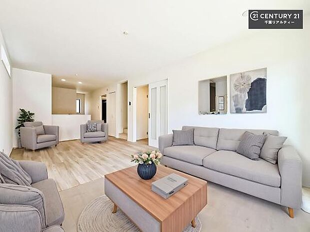 家具はCGパースです。広々ダイニングスペース!ゆったりお食事。笑い声響く楽しい時間が過ごせます。日々の疲れも癒されます!