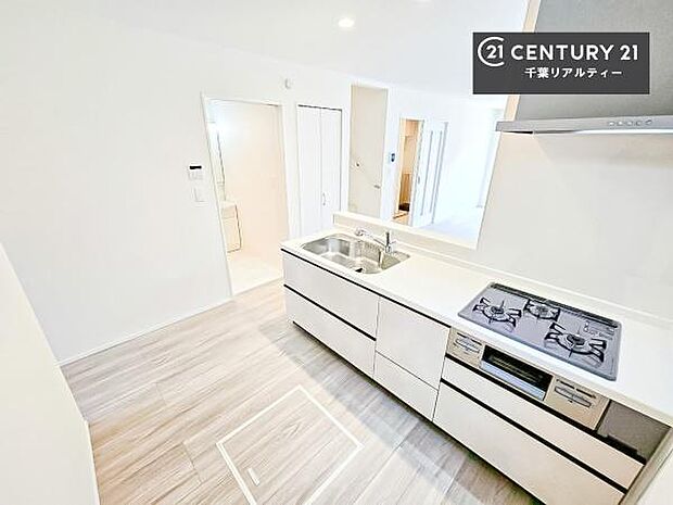 大人気の対面式システムキッチンを採用しています!ご家族のコミュニケーションが自然と増える設計です。お子様にも目が届くので嬉しいですね!広々使えて快適で作業が進みます。