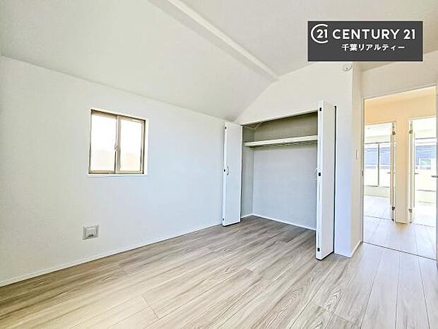 収納スペースがついています!居室をスッキリ整頓する事ができますね。家具を選ばないシンプルなデザインの為、家具を選ばずお気に入りの空間作りができそうですね。