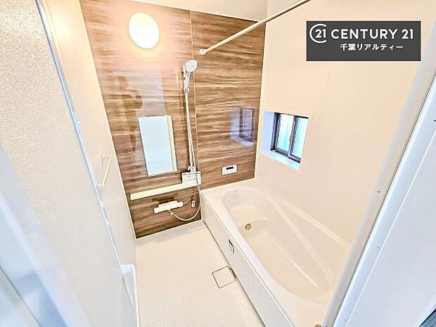 落ち着きある大人の雰囲気のバスルームは、味が出ていてバスタイムが充実!お仕事頑張っているご褒美にお好みの香りの入浴剤を入れて、楽しんでみてはいかがでしょうか?