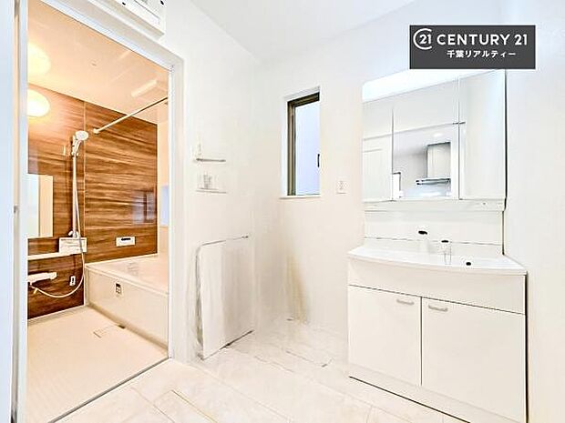 三面鏡仕様の洗面所は、身だしなみがしやすい造り!裏は収納になっています。ドライヤーやお化粧道具を片付けられるので洗面台周りをスッキリと見せることが出来ます!