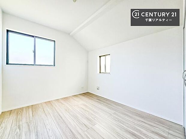 2面採光を確保した明るい室内は、風通しも良く、明るく大変居心地の良い空間となっております。リラックスして過ごせる心地の良いお部屋です!