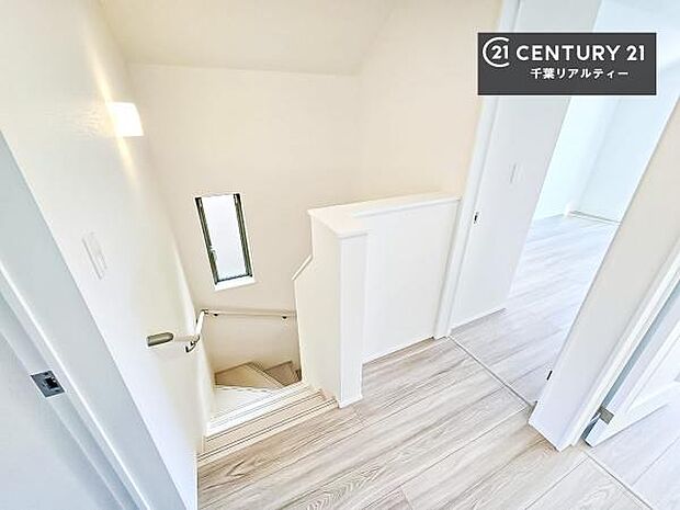 階段は明るく手摺りもついています!お子様やご年配の方も安心してご利用頂けますね!