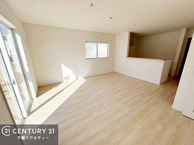 優しい陽だまりがリビングを包んでくれて居心地の良い空間を演出してくれます!くつろぎの時間を過ごせます!