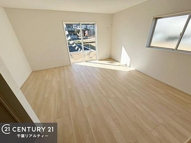 大きな窓からたっぷりの陽ざしが入る明るいリビング。開放感のあるリビングで家族団らんのくつろぎの時間を過ごせます!当日のご見学可能です!是非現地で陽当たりなどご体感くださいませ!