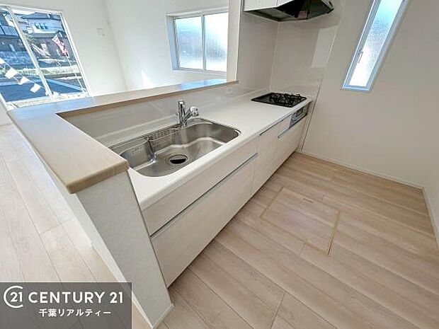 ゆとりある調理スペースで作業がしやすい快適なキッチンです!お子様と一緒にお菓子造りも楽しめる広々スペースです。楽しい調理時間になりそうですね!