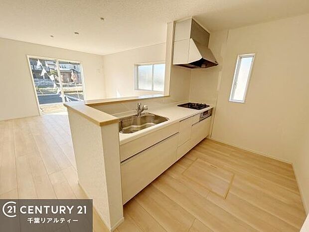 作業がしやすいシステムキッチンです!収納がたくさん付いているので、調理スペースに物を置かなくて済むので、広々使えて、快適に作業ができます!