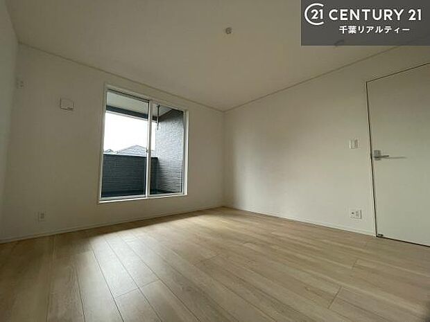 バルコニーに面している洋室です。明るく温もりがあり、換気もしっかりできます!朝起きて、外に出て背伸びをしつつ深呼吸をし良い朝を迎え入れることができます。