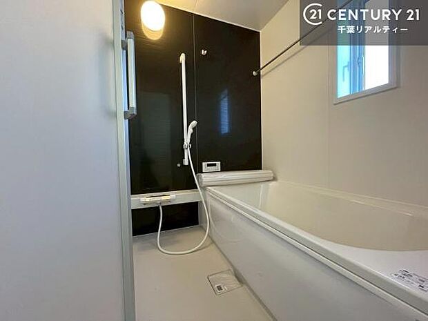 広々バスで一日の疲れをリフレッシュ。足が伸ばせるので、浴槽にもゆったりと浸かれますね!毎日のバスタイムが楽しみになります。