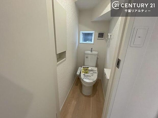 1・2階にトイレがございます!朝の忙しい時間帯も待たずにすみそうですね。白を基調とした清潔感のあるトイレでお手入れがしやすいです!