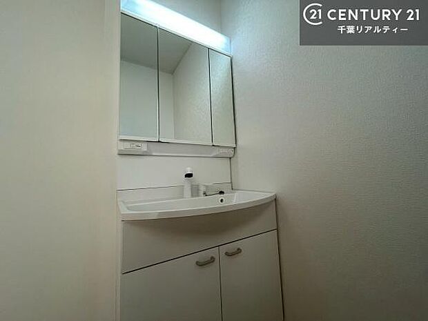 三面鏡仕様の洗面所は、身だしなみがしやすい造り!裏は収納になっています。ドライヤーやお化粧道具を片付けられるので洗面台周りをスッキリと見せることが出来ます!