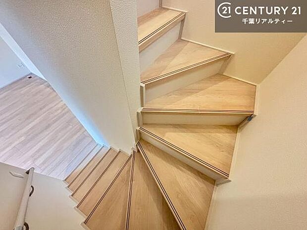 階段は明るく手摺りもついています。お子様やご年配の方も安心してご利用頂けますね。