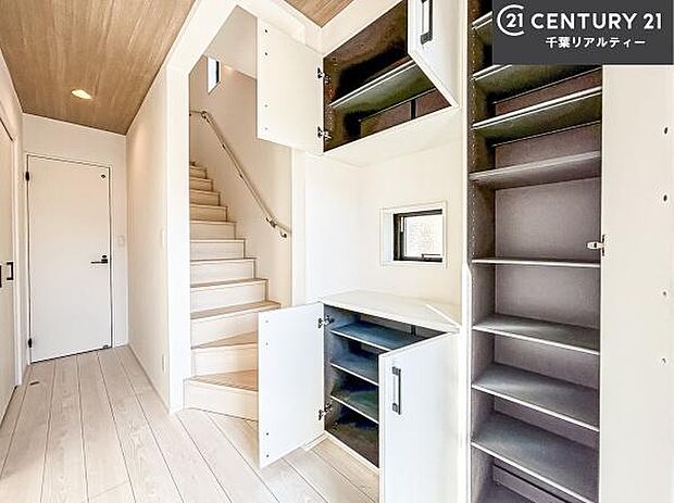 シューズボックス付きなので、玄関が片付きお掃除がしやすいです!スッキリした玄関で戸を開けた瞬間、清潔感のある心地いい空間が出迎えてくれます。