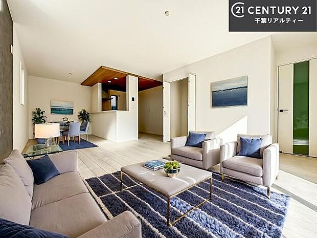 家具はCGパースです。優しい陽だまりがリビングを包んでくれて居心地の良い空間を演出してくれます!くつろぎの時間を過ごせます!