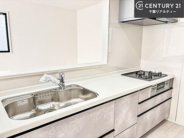 大人気の対面式システムキッチンを採用しています!ご家族のコミュニケーションが自然と増える設計です。お子様にも目が届くので嬉しいですね!広々使えて快適に作業が進みます。