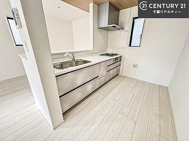 ゆとりある調理スペースで作業がしやすい快適なキッチンです!お子様と一緒にお菓子造りも楽しめる広々スペースです。楽しい調理時間になりそうですね!