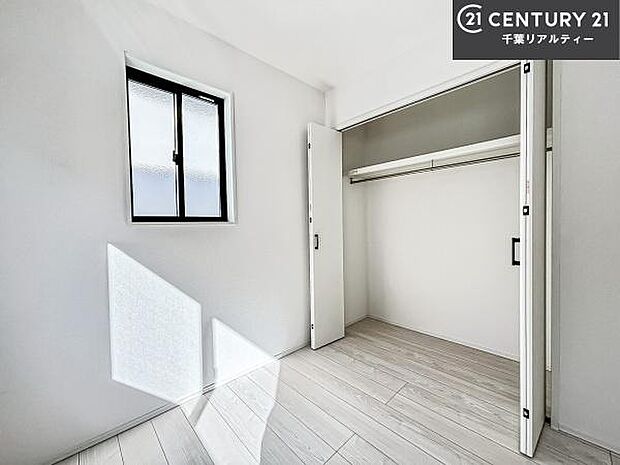 優しい光が差し込む洋室は、朝の目覚めも気持ちが良さそうですね。おうち時間もゆったりと過ごすことができます。優しい色合いのフローリングがどんな家具にもマッチします!