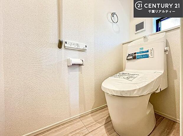 1・2階にトイレがございます!朝の忙しい時間帯も待たずにすみそうですね。白を基調とした清潔感のあるトイレでお手入れがしやすいです!