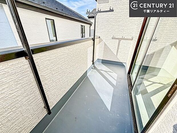 陽当たりの良いバルコニーで、お洗濯物もよく乾きそうですね!お天気の良い日にはバルコニーへ出てリフレッシュするのも気持ちよさそうです。