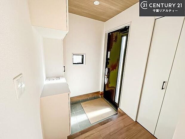 シューズボックス付きなので、玄関が片付きお掃除がしやすいです!スッキリした玄関で戸を開けた瞬間、清潔感のある心地いい空間が出迎えてくれます。