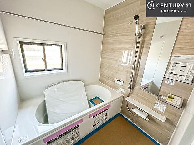 落ち着きある大人の雰囲気のバスルームは、味が出ていてバスタイムが充実!お仕事頑張っているご褒美にお好みの匂いの入浴剤を入れて、楽しんでみてはいかがでしょうか?