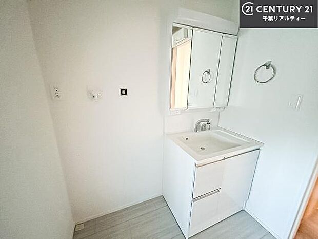 三面鏡仕様の洗面所は、身だしなみがしやすい造り!裏は収納になっています。ドライヤーやお化粧道具を片付けられるので洗面台周りをスッキリと見せることが出来ます!